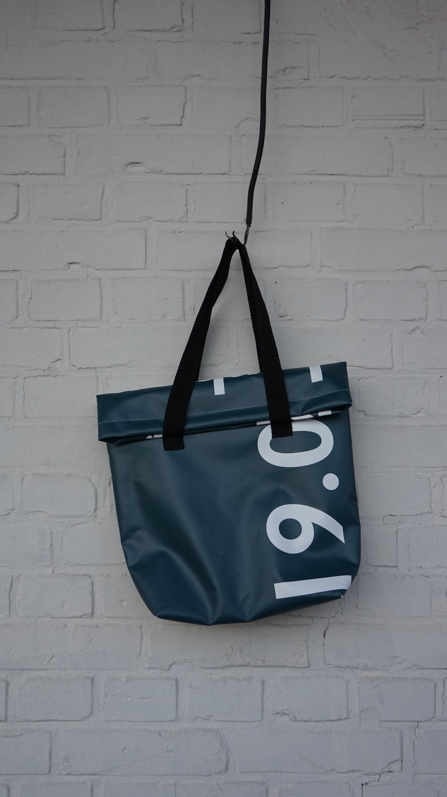 KGB Überschlagtasche (aus recyceltem Bauzaunbanner)